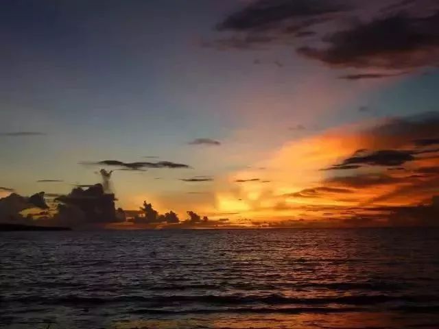 在全球最美夕阳面前，一口喝下巴厘岛的限量蓝！