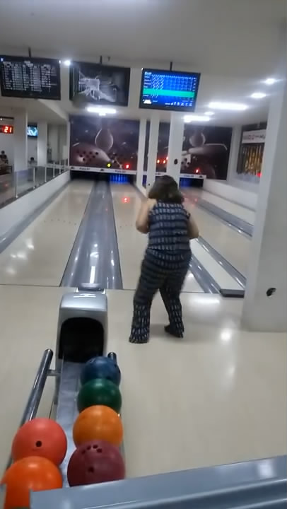 她是保龄球界的神奇女侠,一出手把显示器砸个窟窿