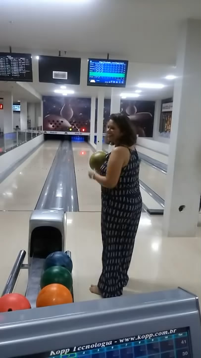 她是保龄球界的神奇女侠,一出手把显示器砸个窟窿