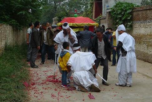 古代迎亲遇丧事谁让路,迎亲队伍遇到葬礼队伍怎么办