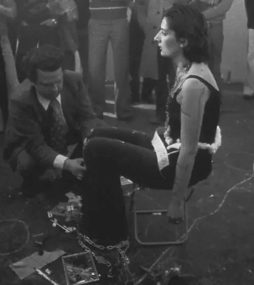 大庭广众之下赤身任人摆布，这个外国女人究竟在想什么？