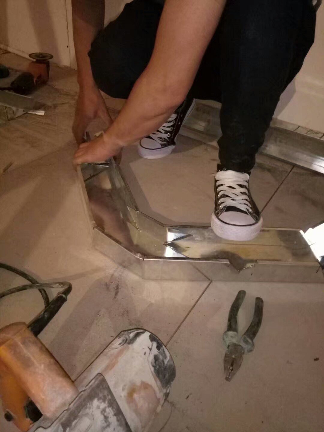 简单实用的桥架弯头做法,最简单的九十度桥架弯头制作方法