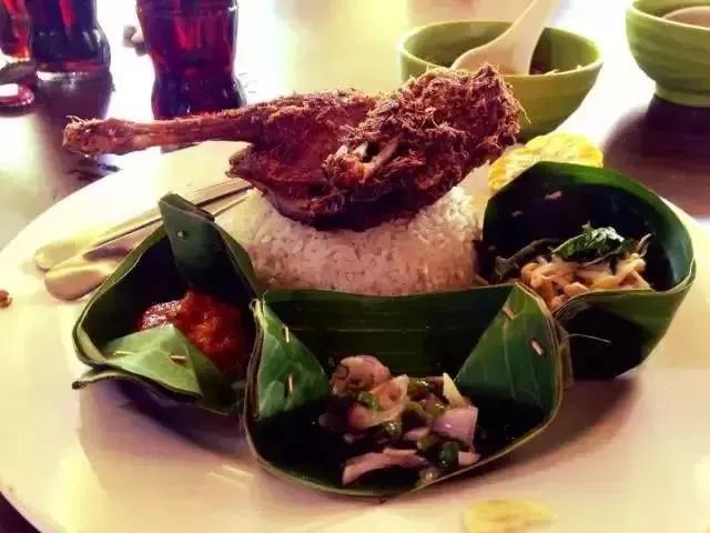 在全球最美夕阳面前，一口喝下巴厘岛的限量蓝！