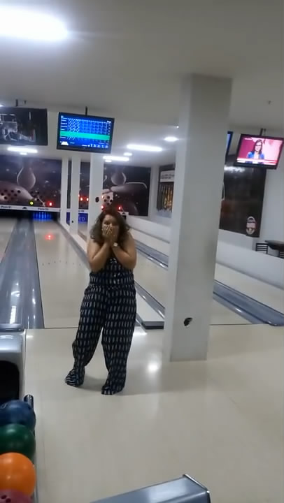 她是保龄球界的神奇女侠,一出手把显示器砸个窟窿