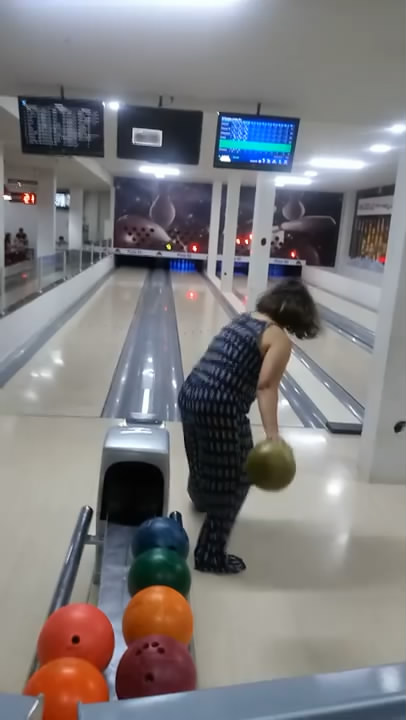 她是保龄球界的神奇女侠,一出手把显示器砸个窟窿