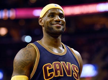 詹姆斯库里包揽近11年的8个总冠军,詹姆斯总篮板榜最新排名