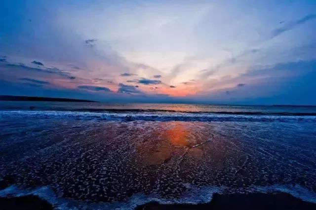 在全球最美夕阳面前，一口喝下巴厘岛的限量蓝！