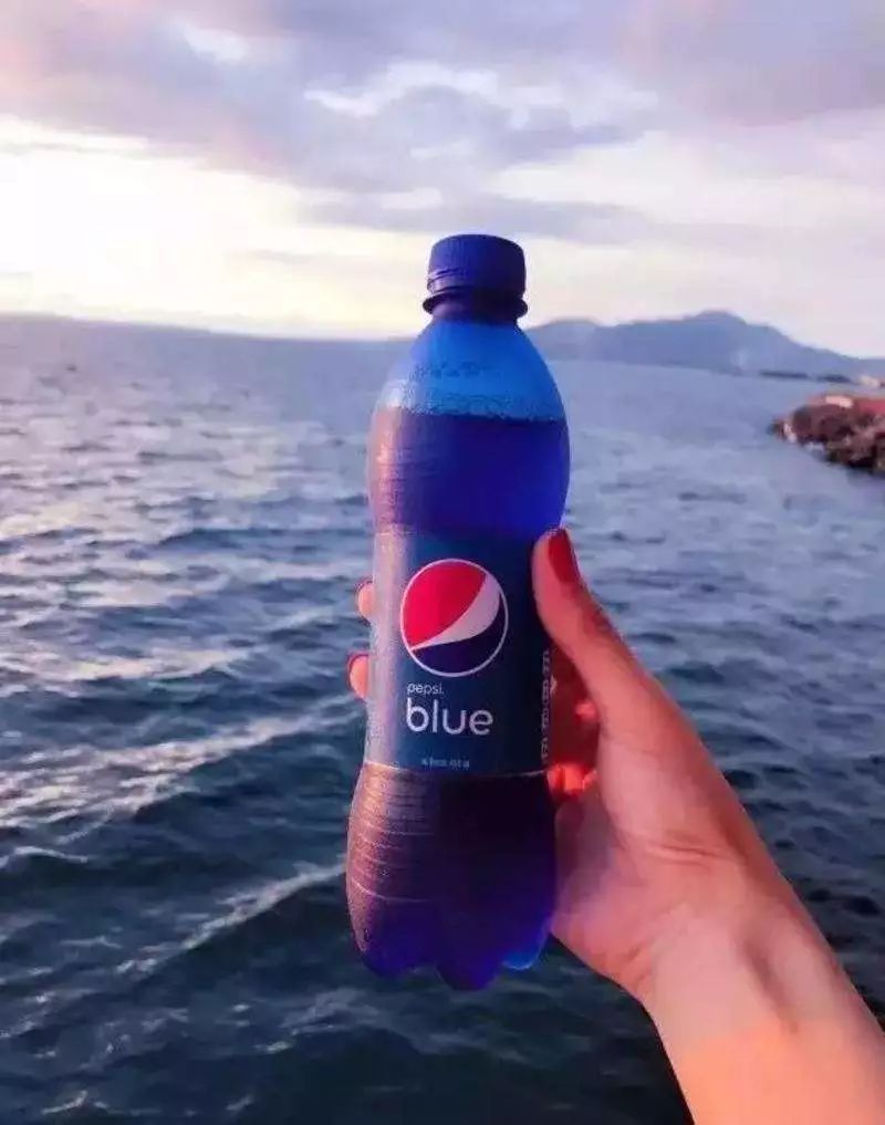 在全球最美夕阳面前，一口喝下巴厘岛的限量蓝！