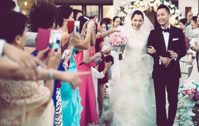 在全球最美夕阳面前，一口喝下巴厘岛的限量蓝！