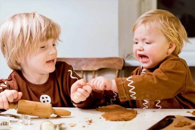 两岁孩子经常打人怎么办,两岁宝宝老打人怎么教育