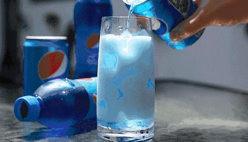 在全球最美夕阳面前，一口喝下巴厘岛的限量蓝！