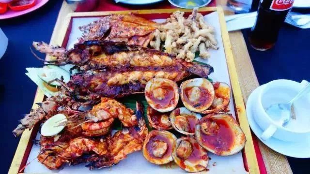 在全球最美夕阳面前，一口喝下巴厘岛的限量蓝！