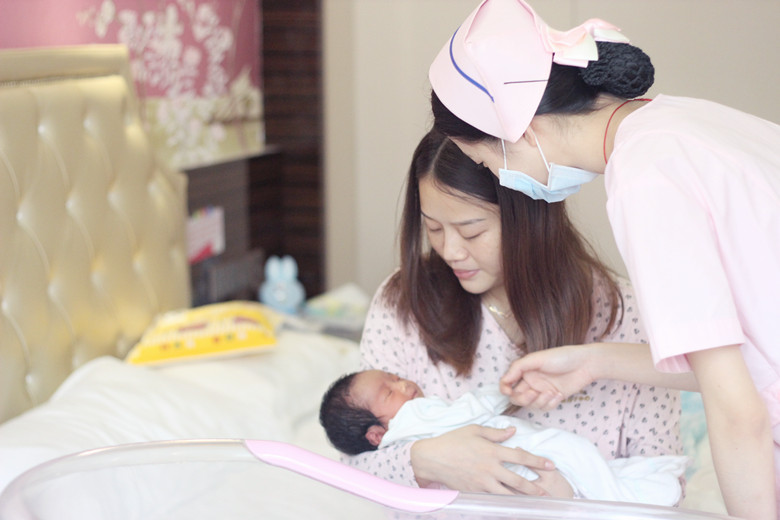 新生儿吐奶怎么办,新生儿喷泉式吐奶