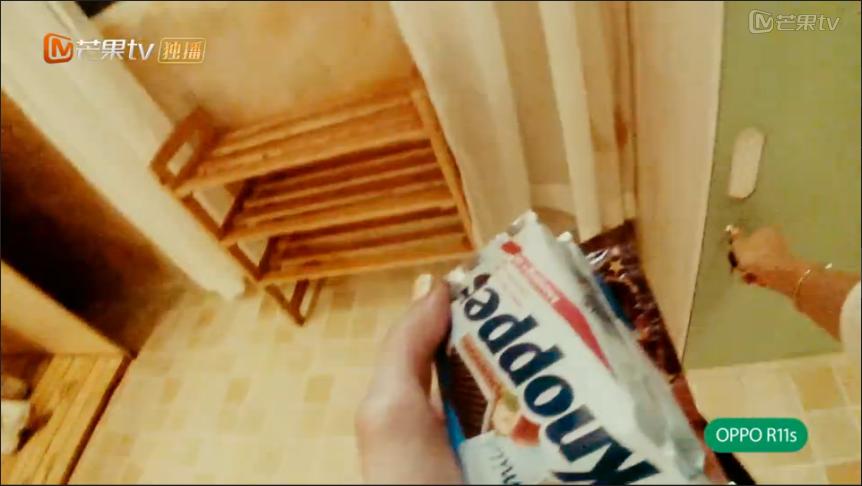 昨天看《明星大侦探》，发现鬼鬼手里的东西不寻常