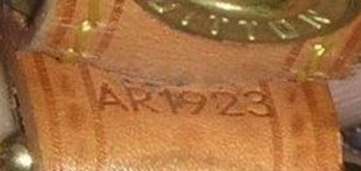 lv的包包怎么辨别真假,lv包包辨别左粗右细