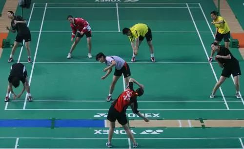 打球前怎样热身,打球必会的几个动作