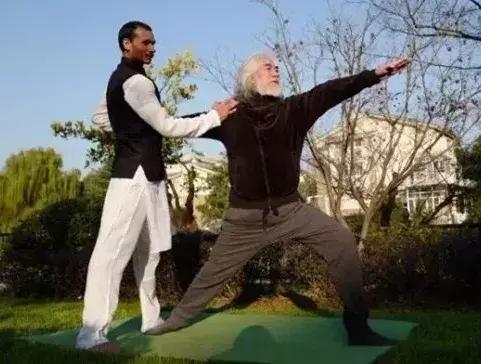 这些出色的男人们，如何谈论瑜伽？