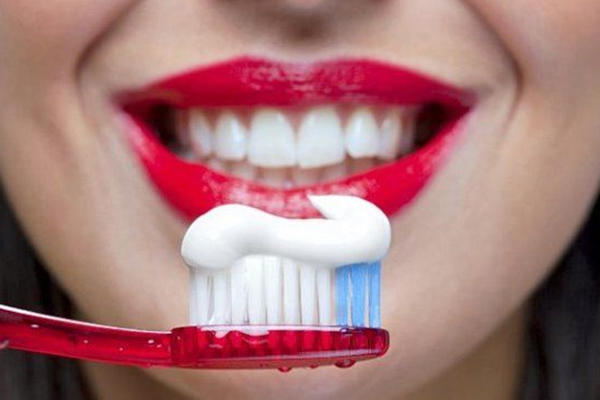 牙齿特别黄想什么办法能让它白,牙齿很黄怎么让它变白啊