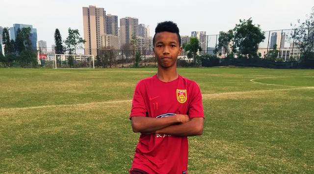 他是中非黑人混血，只认中国为祖国，如今入选国足剑指世界杯