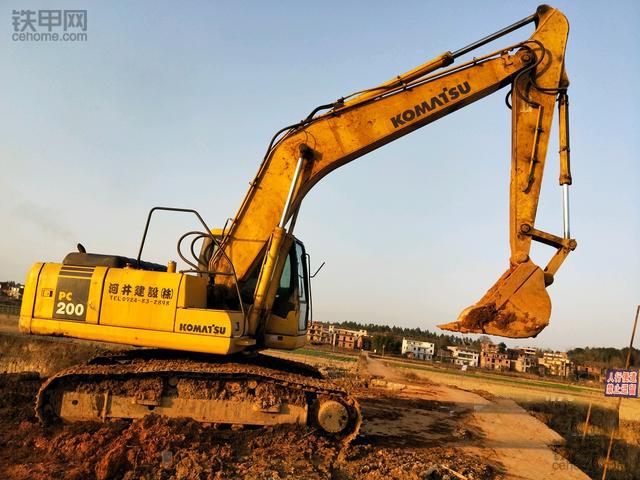 20万左右二手小松200挖掘机,小松挖掘机销量