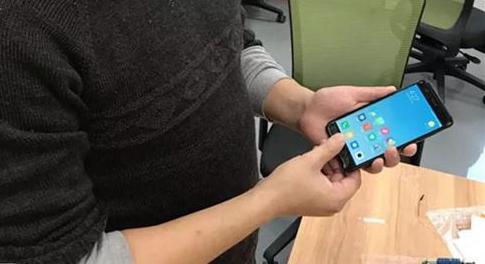 一段透明胶带+一支导电笔，大神秒破小米5S指纹识别