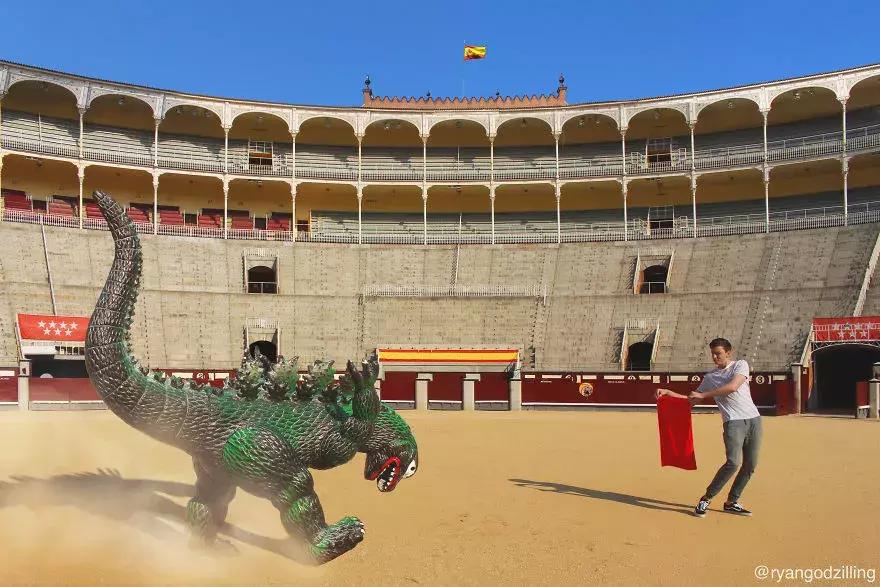 他花了20美元买一个玩具英语,花近10万元买大型恐龙模型