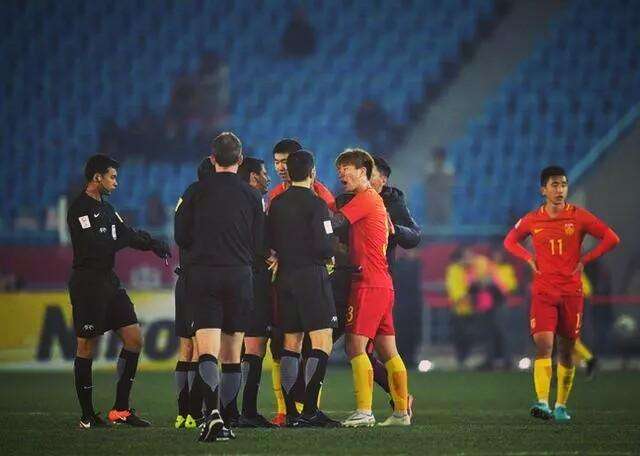 国足再次失利强忍泪水接受采访,韩媒称国足遭遇奇耻大辱