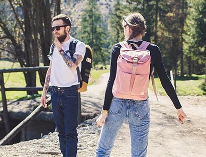 去旅行，你需要一款百搭的包包