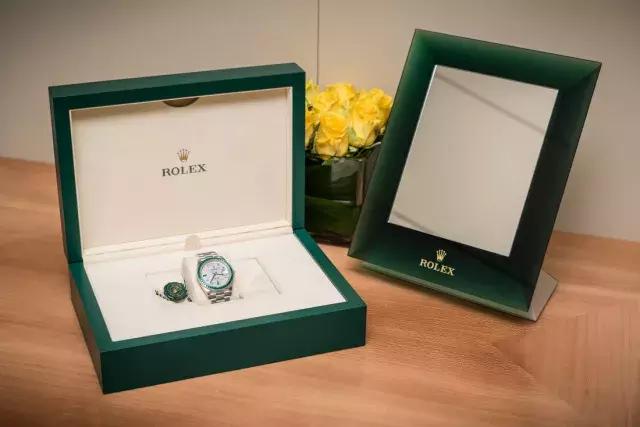 香港富豪花2亿买栋楼一年收租4亿,香港富豪花9800万买7吨重翡翠原石