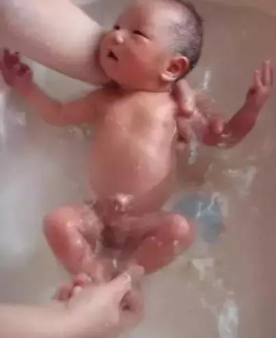 月嫂如何早发现新生儿脐部问题,月嫂给新生儿脐部消毒视频