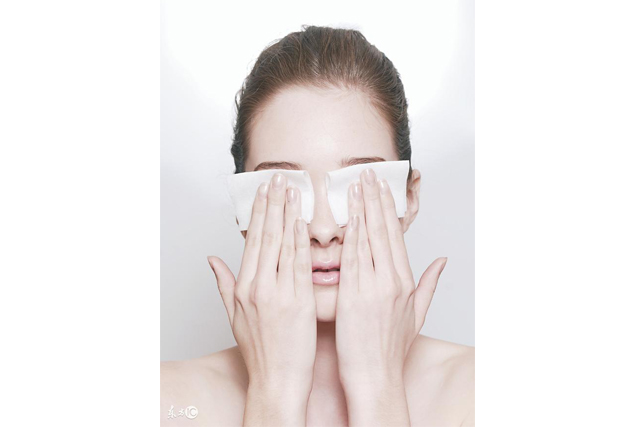 熬夜上眼皮肿了怎么办才能消肿,晚上熬夜喝太多水第二天怎么消肿