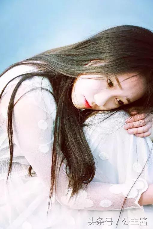 把缱绻幽思悄隐于笔端，心儿，化作一叶小舟！