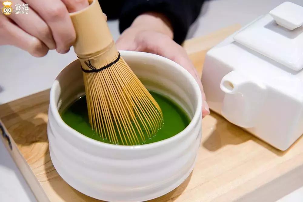 别等下课了，现在就带你去吃抹茶火锅