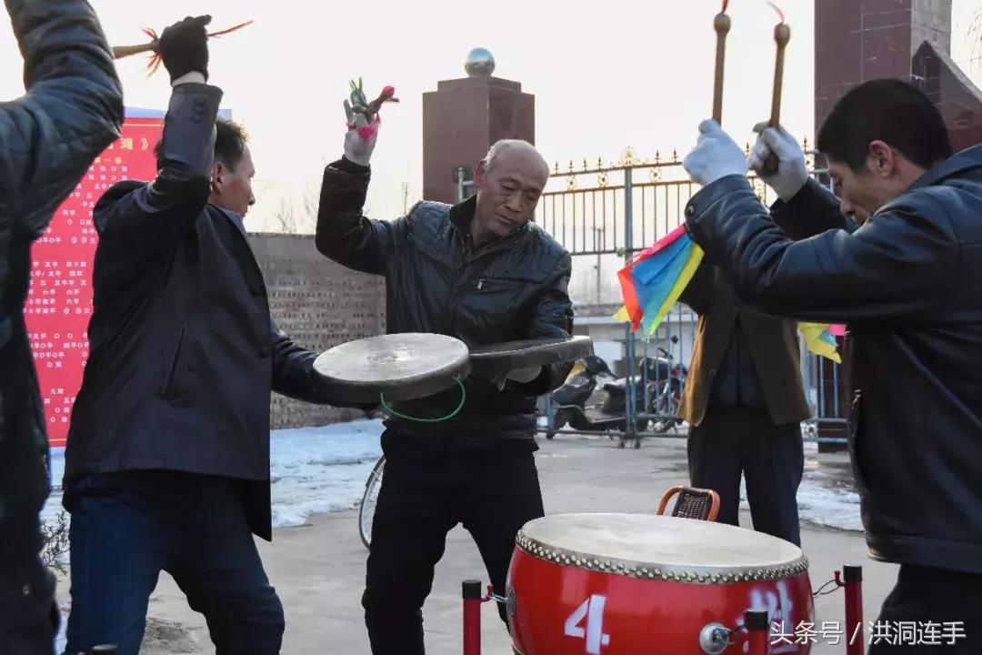 洪洞樊村这群老汉儿真乐哉，威风锣鼓敲得就是美！