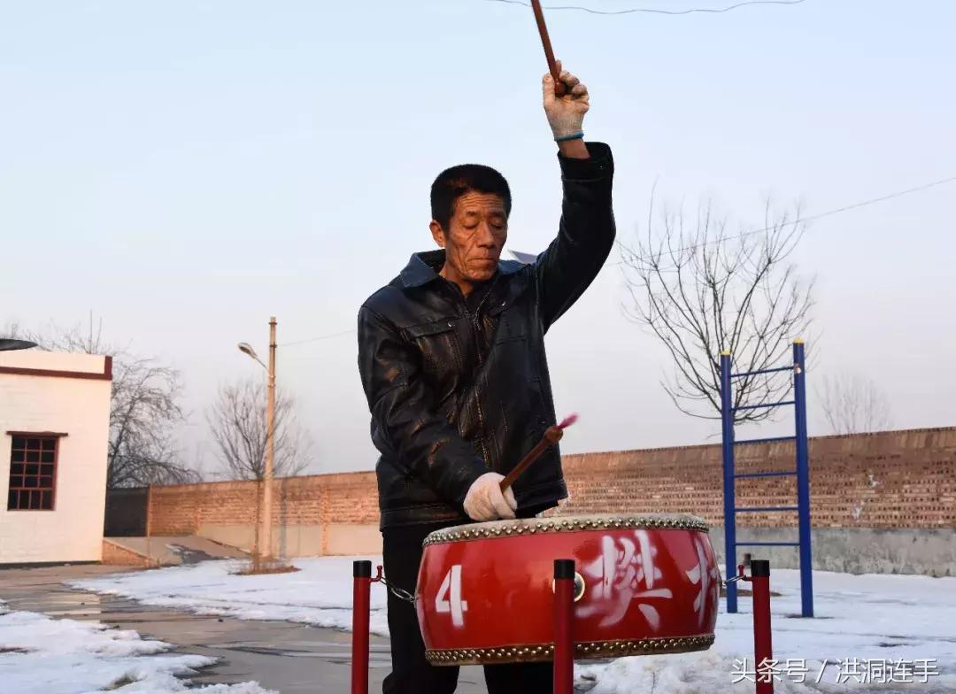 洪洞樊村这群老汉儿真乐哉，威风锣鼓敲得就是美！