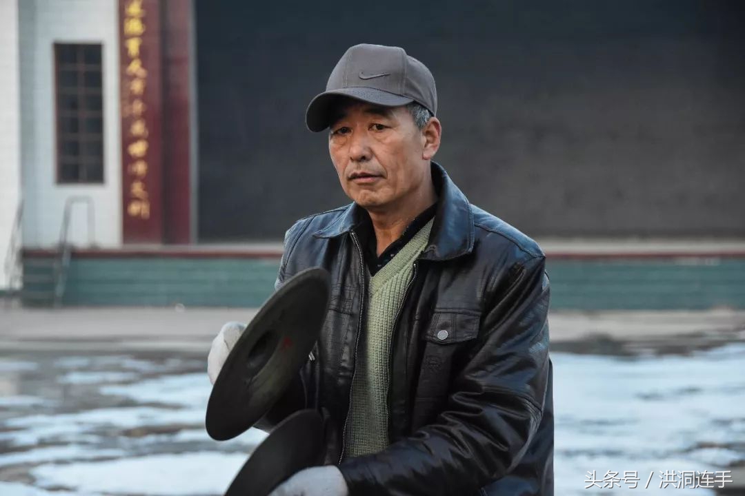 洪洞樊村这群老汉儿真乐哉，威风锣鼓敲得就是美！