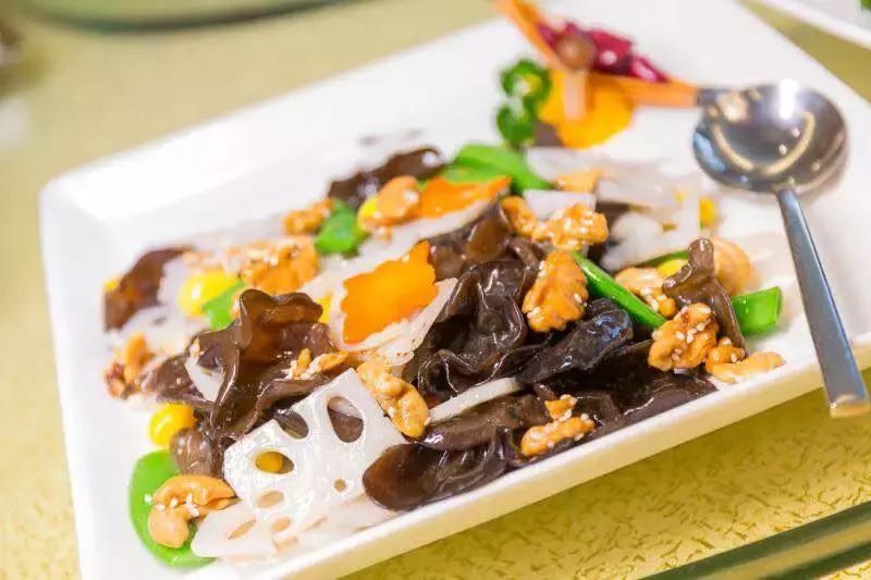 四星级酒店五个人吃年夜饭多少钱,酒店年夜饭套餐