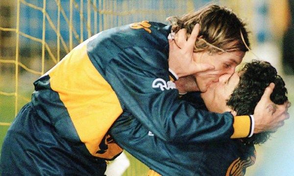 足球场上的兄弟情集锦,足球场上的兄弟一笑泯恩仇