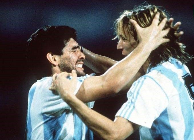 足球场上的兄弟情集锦,足球场上的兄弟一笑泯恩仇