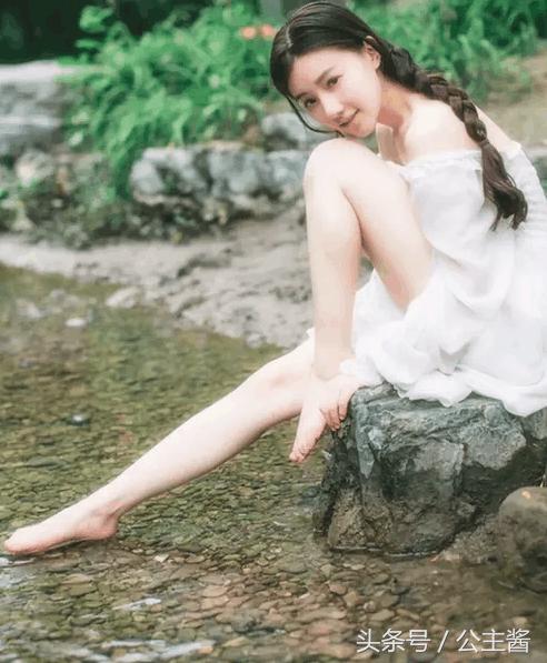 把缱绻幽思悄隐于笔端，心儿，化作一叶小舟！