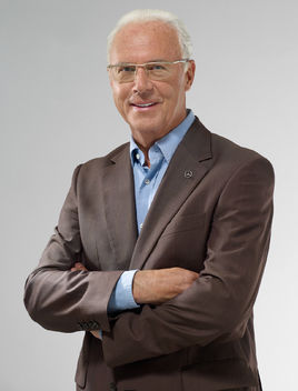 足坛历史欧冠奖杯最多的人是谁,足球世界杯金球奖奖杯