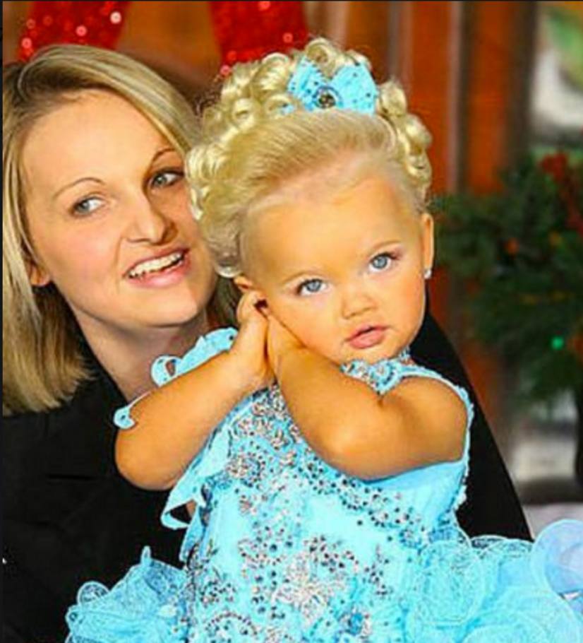 她才2岁被母亲“卖出”千万，神似芭比娃娃，从小被化妆品荼毒！