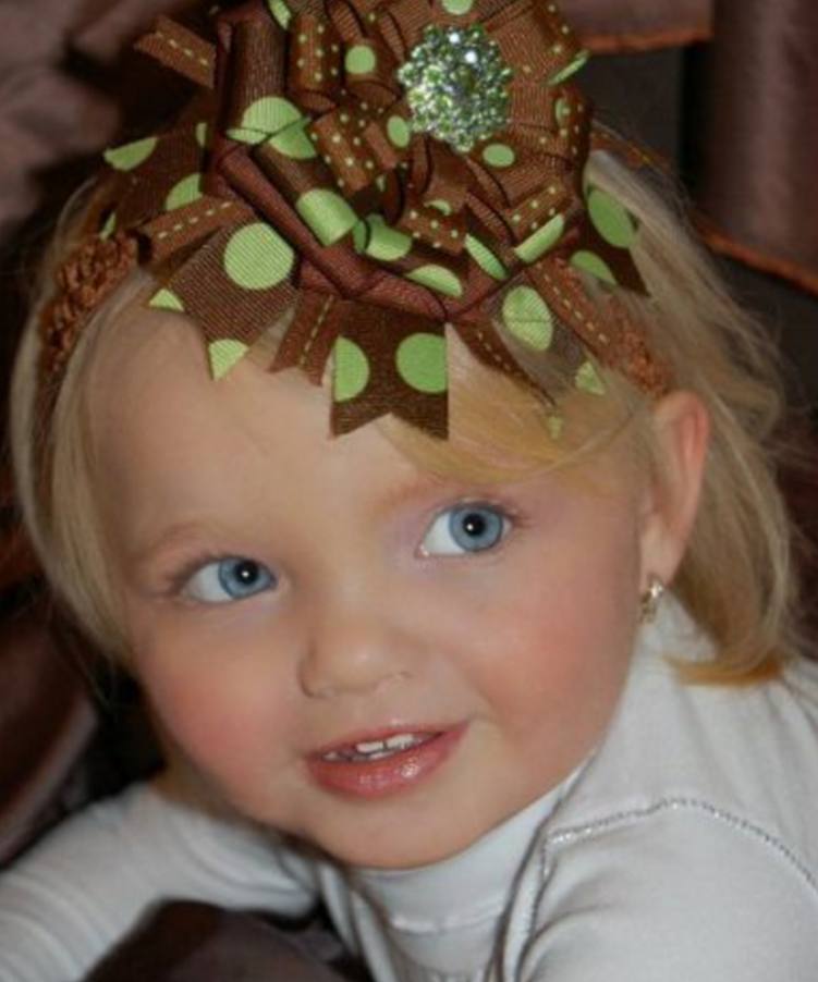 她才2岁被母亲“卖出”千万，神似芭比娃娃，从小被化妆品荼毒！