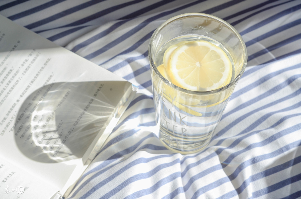 熬夜上眼皮肿了怎么办才能消肿,晚上熬夜喝太多水第二天怎么消肿