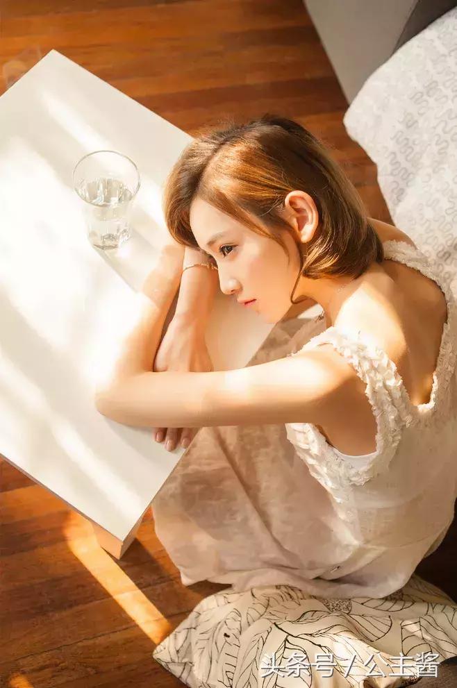 把缱绻幽思悄隐于笔端，心儿，化作一叶小舟！