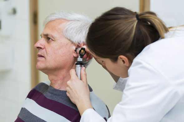 12岁女孩耳朵后面长疙瘩怎么回事,13岁孩子耳朵后面长个疙瘩摸着疼