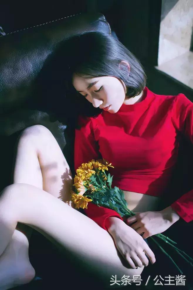 把缱绻幽思悄隐于笔端，心儿，化作一叶小舟！