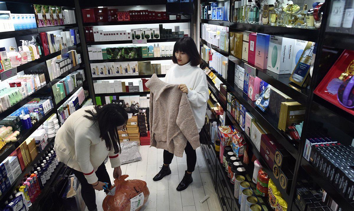 韩国免税店被中国代购包场,韩国免税店中国游客排队现象