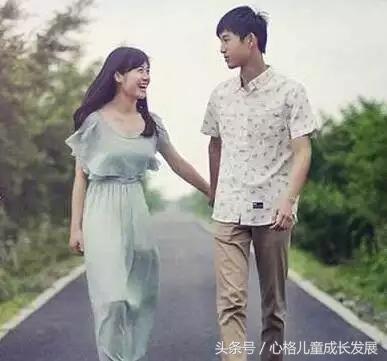 儿子早恋妈妈调侃被女朋友管得严,初中男孩早恋妈妈怎么沟通