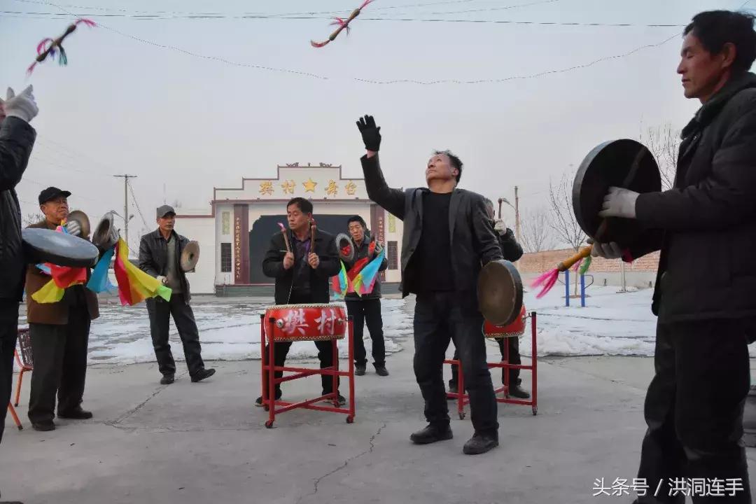 洪洞樊村这群老汉儿真乐哉，威风锣鼓敲得就是美！